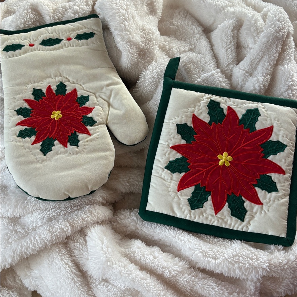 Christmas Poinsettia Oven Mitt Pot Holder Set